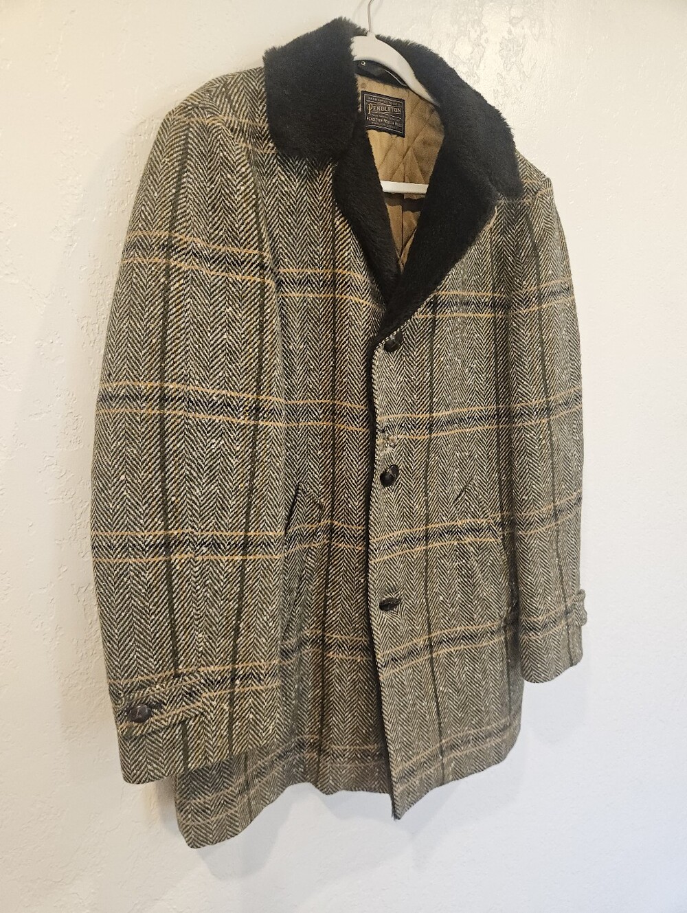 Vintage 1960s Pendleton Wool Coat Mens Size M/L Plaid Faux Fur Collar Jacket USA